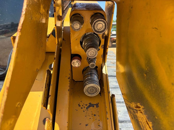 2021-caterpillar-279d3-image-23