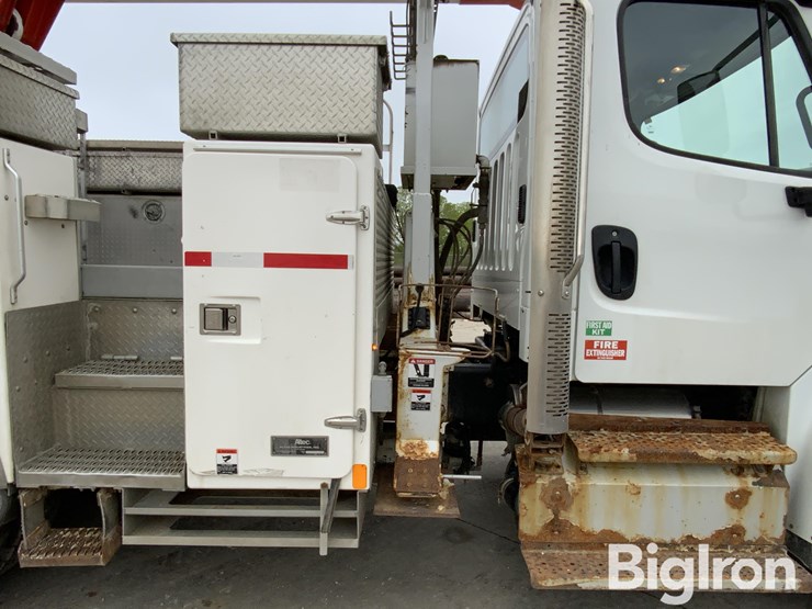 2013-freightliner-m2-106-image-13