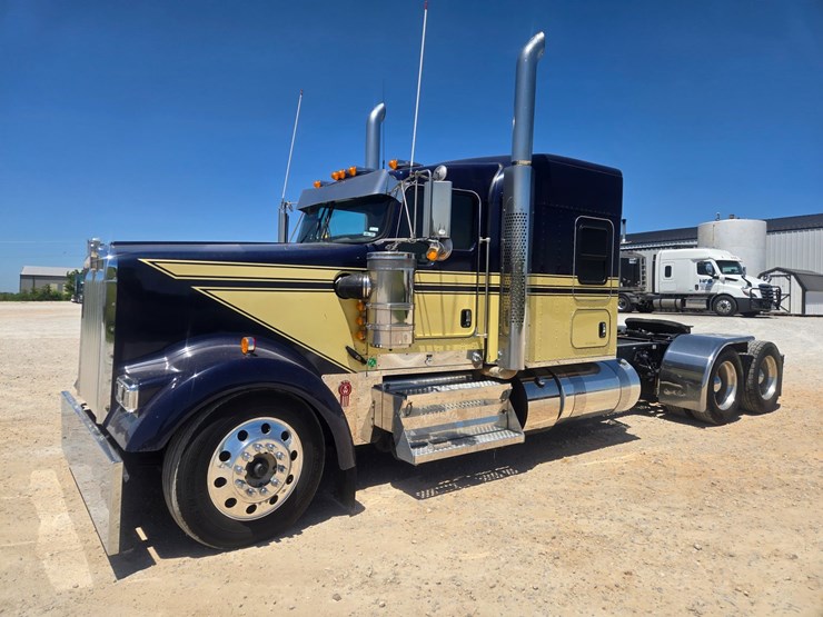 2023-kenworth-w900-image-4