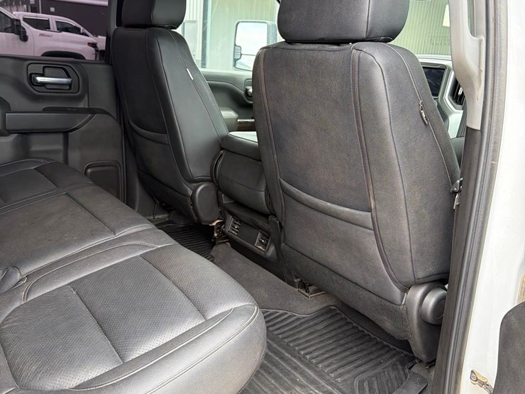 2021-chevrolet-2500hd-image-30