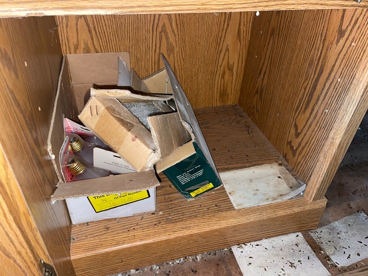 #7061-•-bookshelf-and-contents-image-13