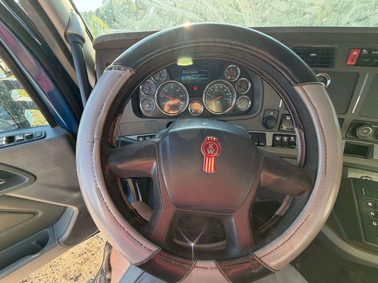 2016-kenworth-t880-image-24