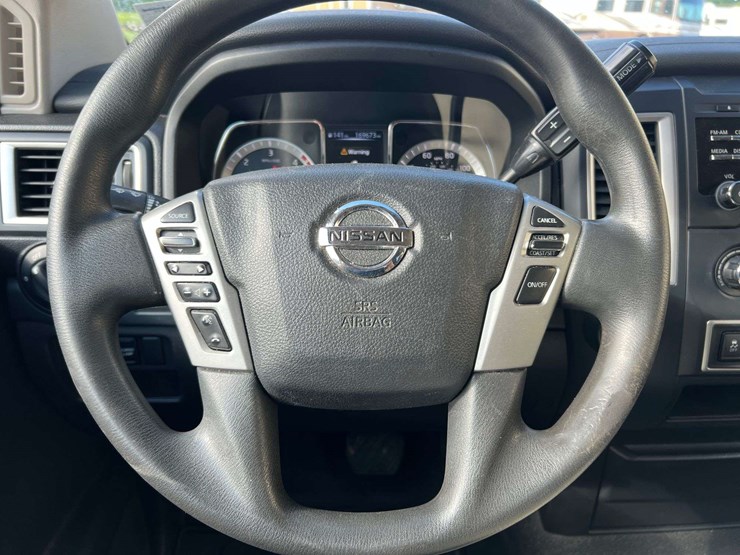 2016-nissan-titan-image-30