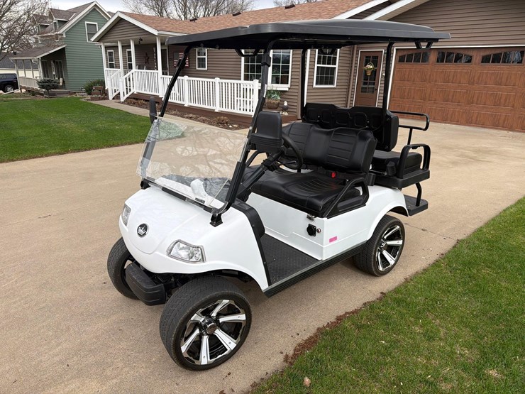 2023-evolution-electric-golf-cart-1-owner-image-1