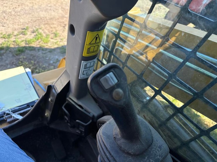 2024-asv-rt-75-heavy-duty-skidsteer-image-21