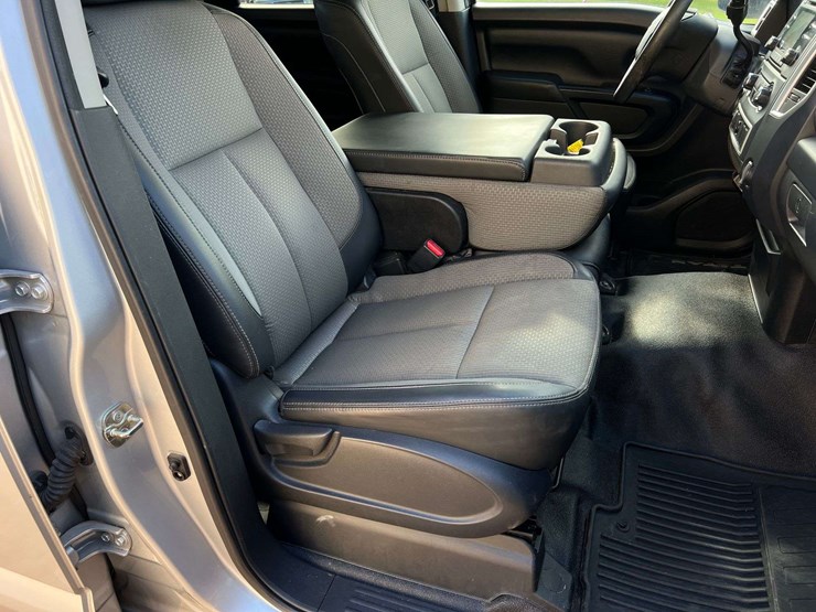 2016-nissan-titan-image-24