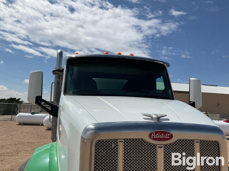 2015-peterbilt-567-image-13