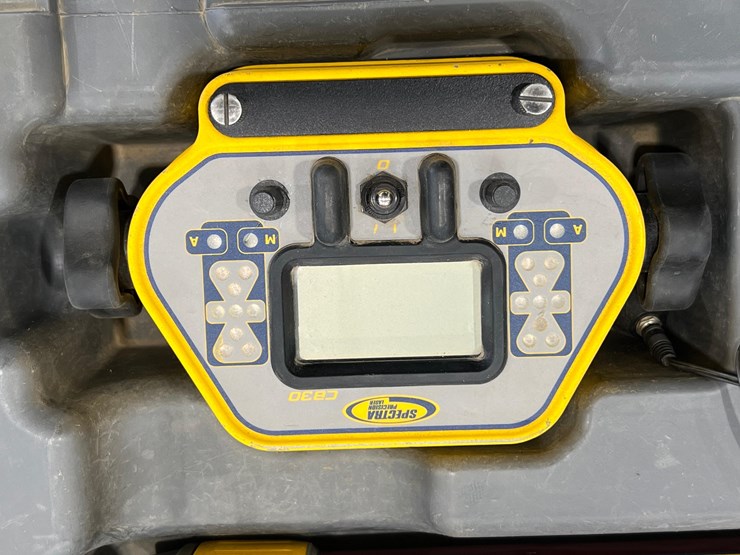 spectra-precision-lr60-laser-and-cb30-remote-image-3