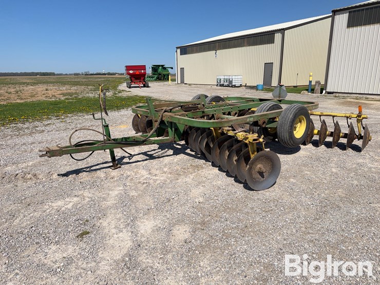 john-deere-210-image-1