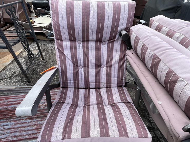 #9081-•-(4)-patio-chairs-(o3)-image-2