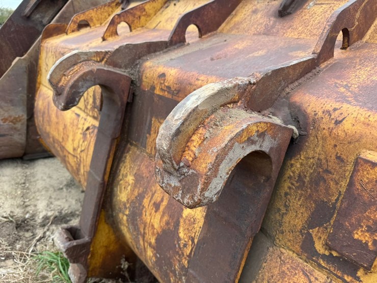 #3958-•-approx-10'-loader-bucket-image-11