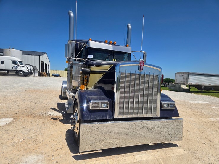 2023-kenworth-w900-image-30