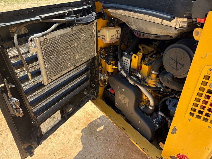 2021-caterpillar-279d3-image-37