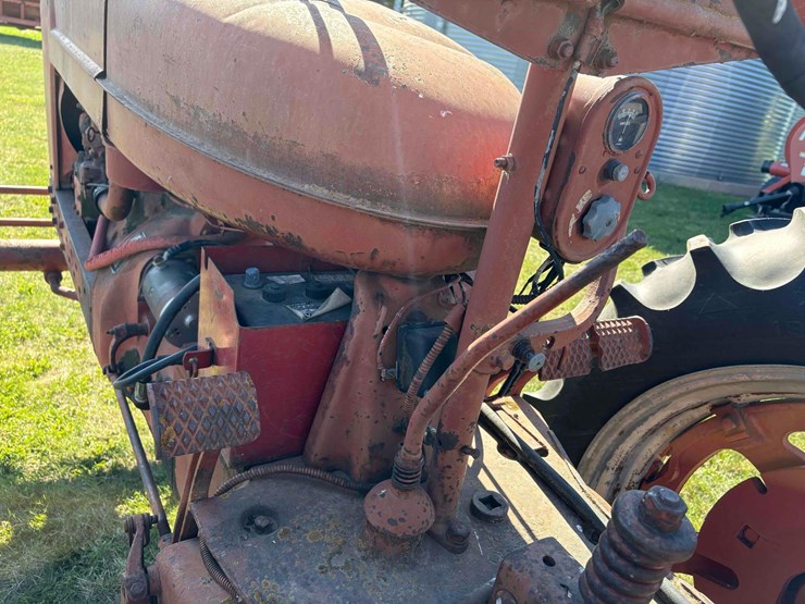 1951-farmall-m-tractor-image-10