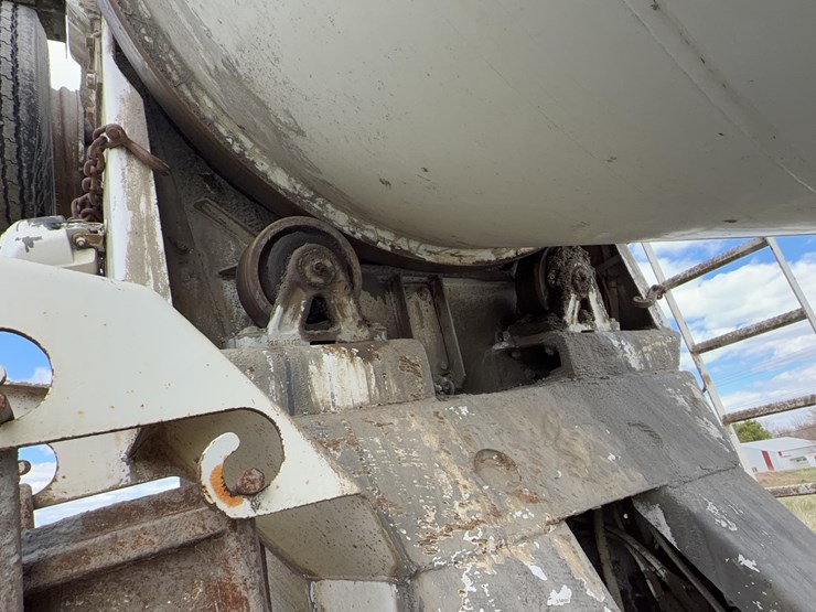 1996-mack-rd688c-cement-truck-image-36