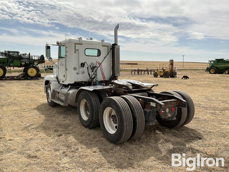 2000-freightliner-fld120-image-7