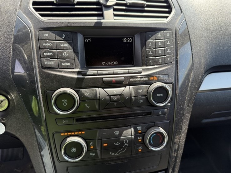 2017-ford-explorer-image-30