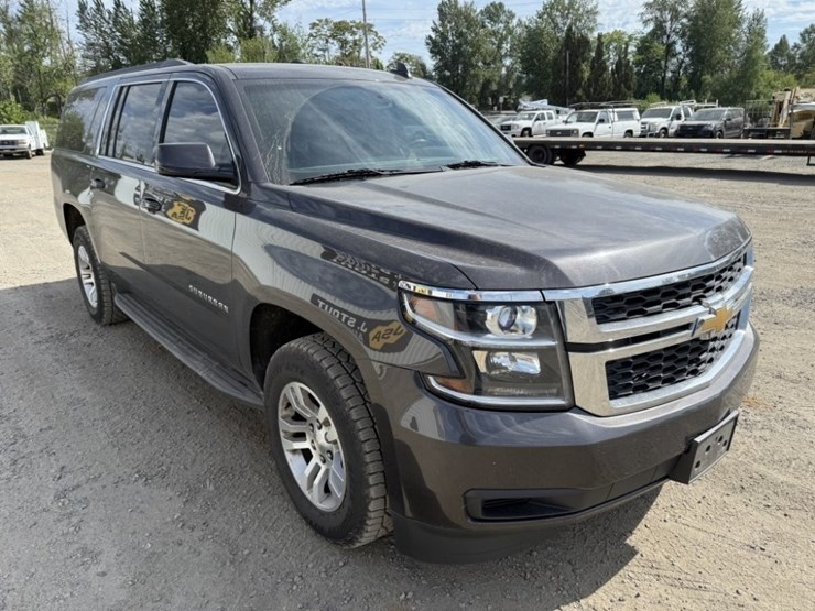 2015-chevrolet-suburban-image-2