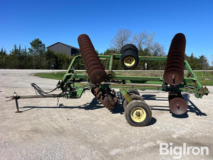 john-deere-220-image-8