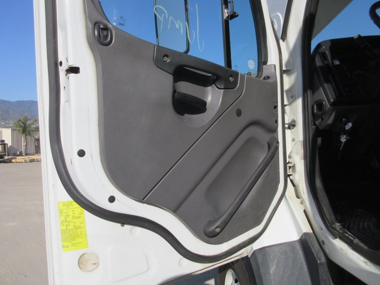 2016-freightliner-114sd-image-15