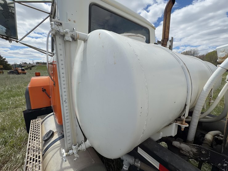 1996-mack-rd688c-cement-truck-image-27