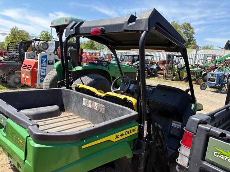 2022-john-deere-gator-image-9