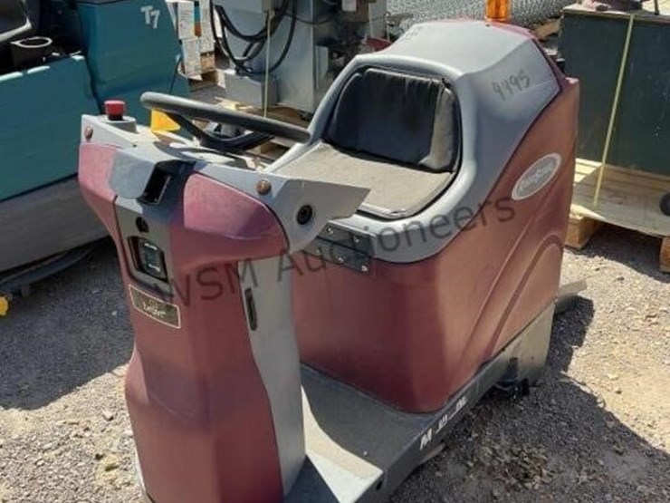robo-scrub-ride-on-floor-cleaner-image-2