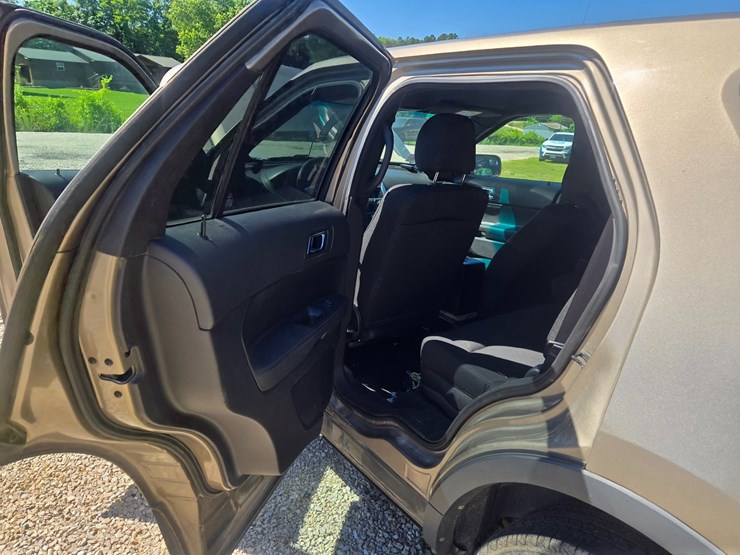 2015-ford-explorer-image-41