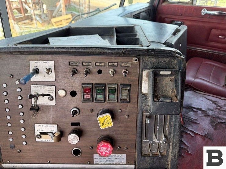 1984-peterbilt-362-image-37