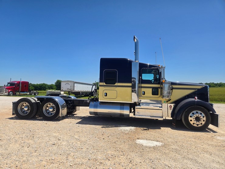 2023-kenworth-w900-image-24
