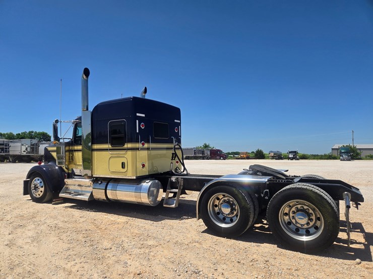 2023-kenworth-w900-image-12