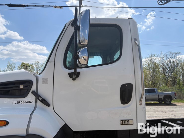 2015-freightliner-108sd-image-13