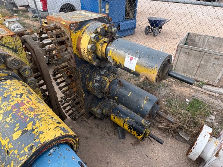(3x$)-(3)-7-1/16”-15k-hydraulic-frac-valves-image-2