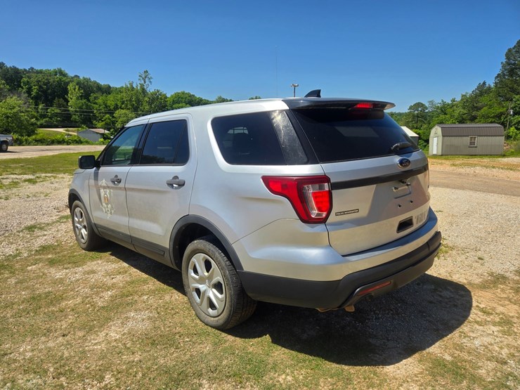 2016-ford-explorer-image-8