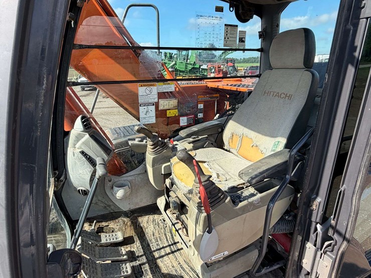 2015-hitachi-zx160-lc-image-28