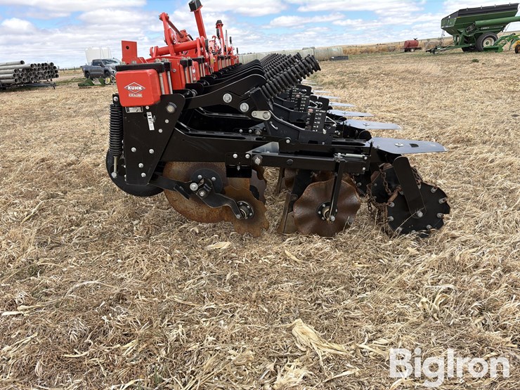 2019-kuhn-gladiator-1205-strip-tiller-image-8