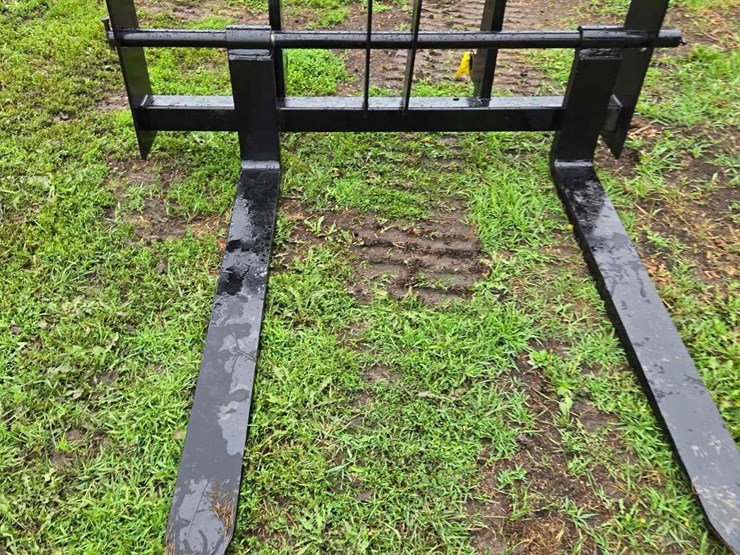 m&j-jrb-416-mount-payloader-pallet-forks-image-1