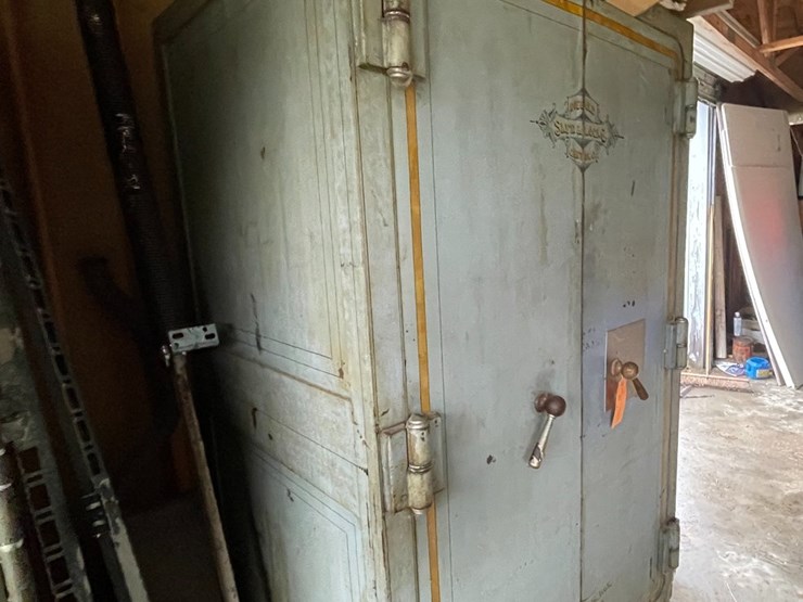 #7082-•-die-bold-safe-and-lock-co.-safe-image-2