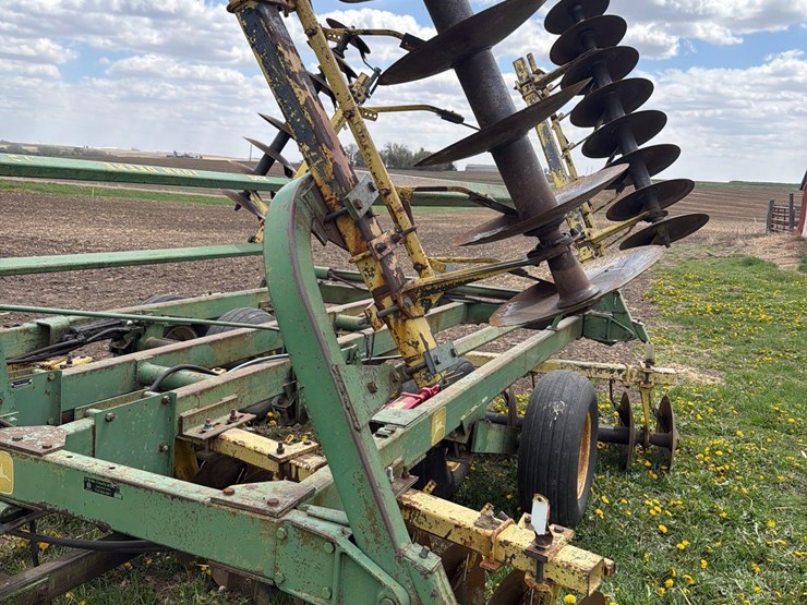 john-deere-230-image-12