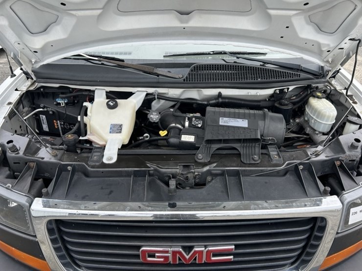 2016-gmc-savana-cargo-van-image-32
