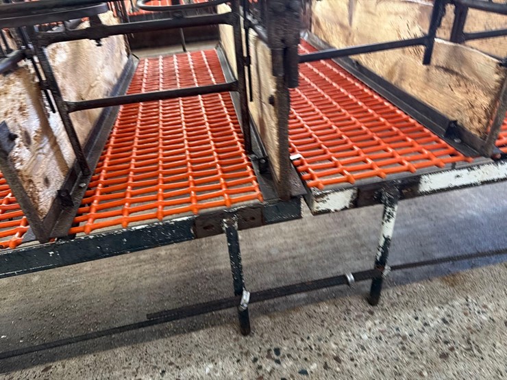 10-sections-of-orange-metal-floor-grates-image-13