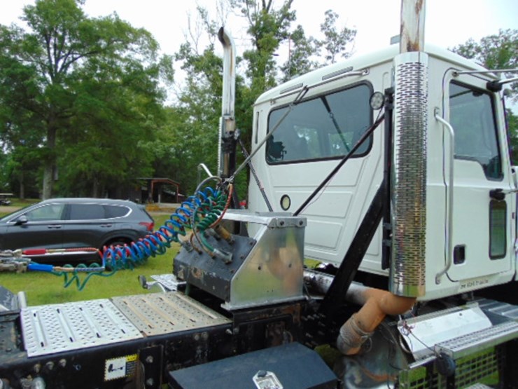 2019-mack-pinnacle-64t-image-3