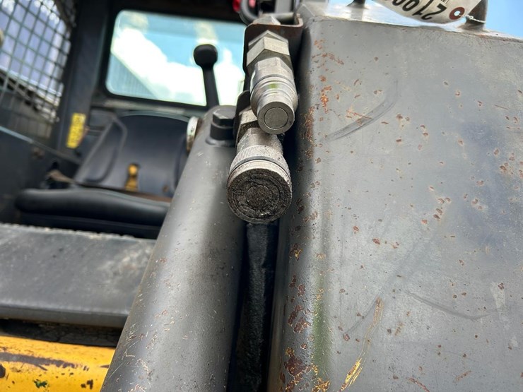 new-holland-l180-image-11