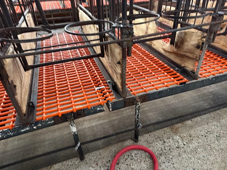 10-sections-of-orange-metal-floor-grates-image-12