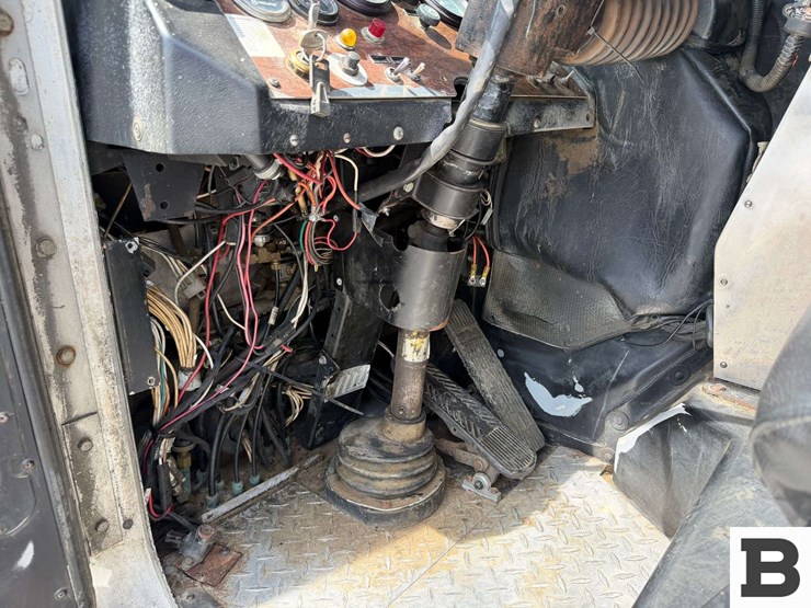 1994-peterbilt-320-image-56