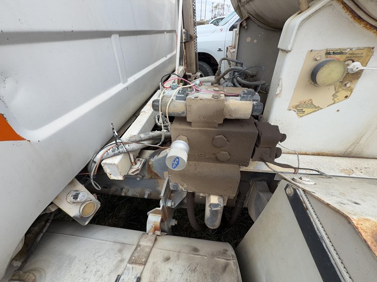2001-mack-rd690s-image-47