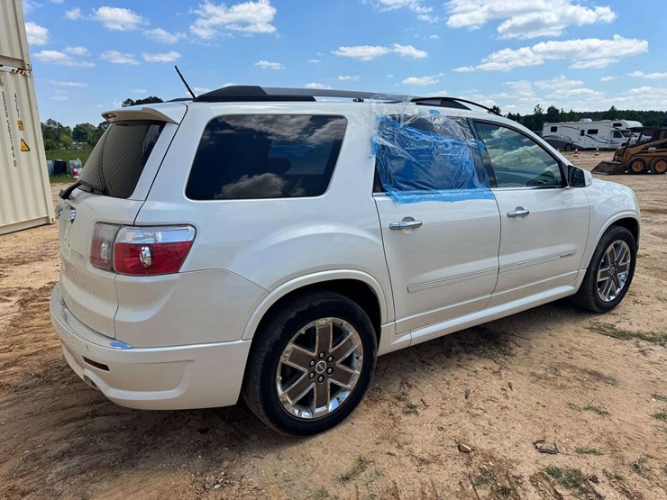 2011-gmc-acadia-denali-image-3