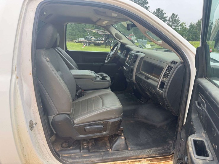 2019-ram-1500-classic-image-15