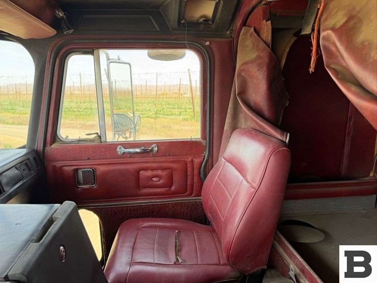 1984-peterbilt-362-image-35