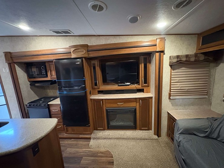 2015-forrest-river-crusader-5th-wheel-travel-trailer-image-13